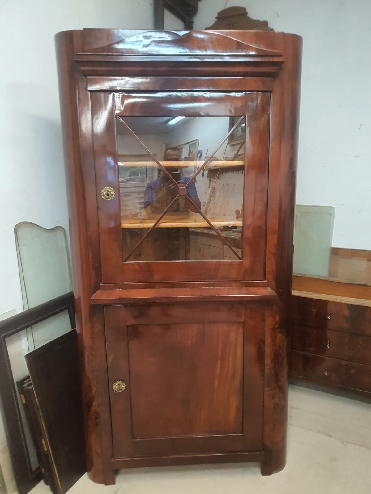 Biedermeier Eckvitrine in Mahagoni um 1830