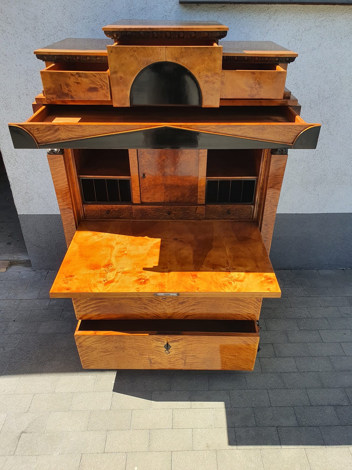 Höfischer Biedermeier Sekretär in Birke um 1815