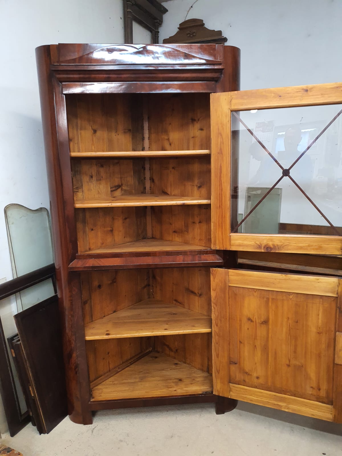 Biedermeier Eckvitrine in Mahagoni um 1830