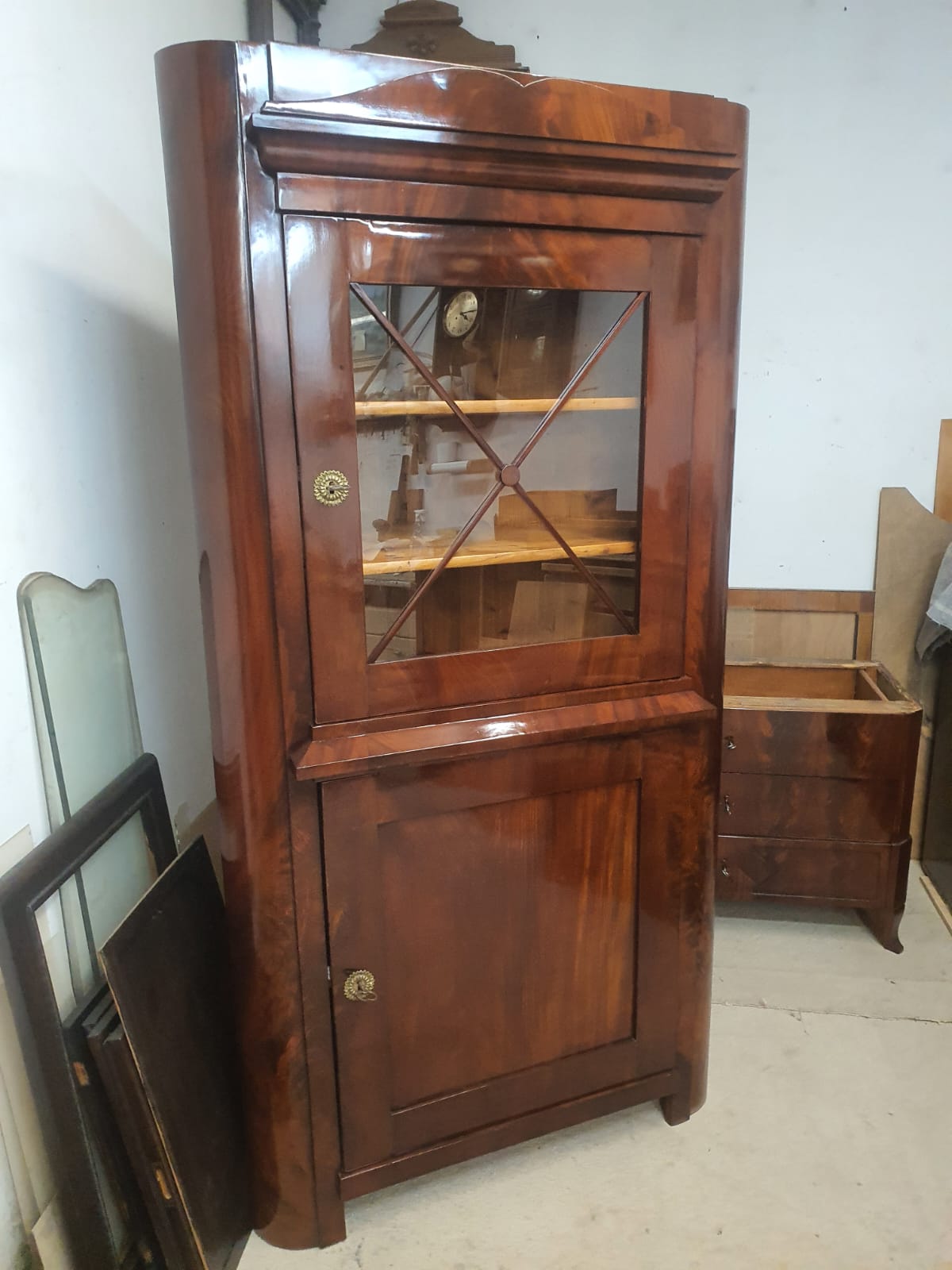 Biedermeier Eckvitrine in Mahagoni um 1830