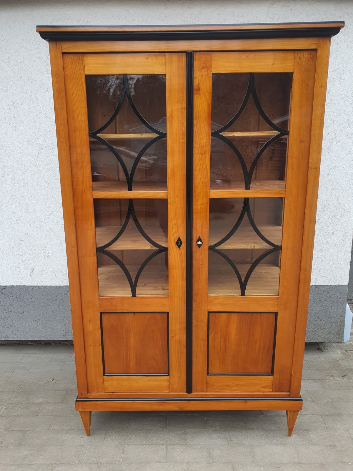 Biedermeier Vitrine in Kirschbaum um 1830
