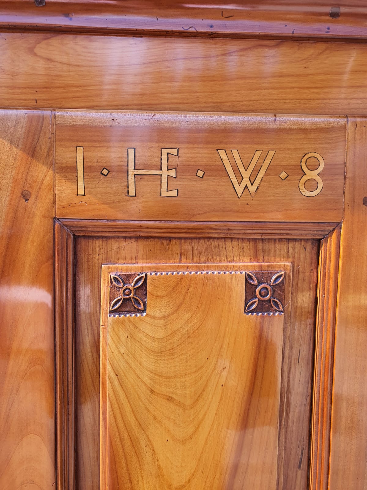 Biedermeier Kleiderschrank in Kirschbaum sign. 1818