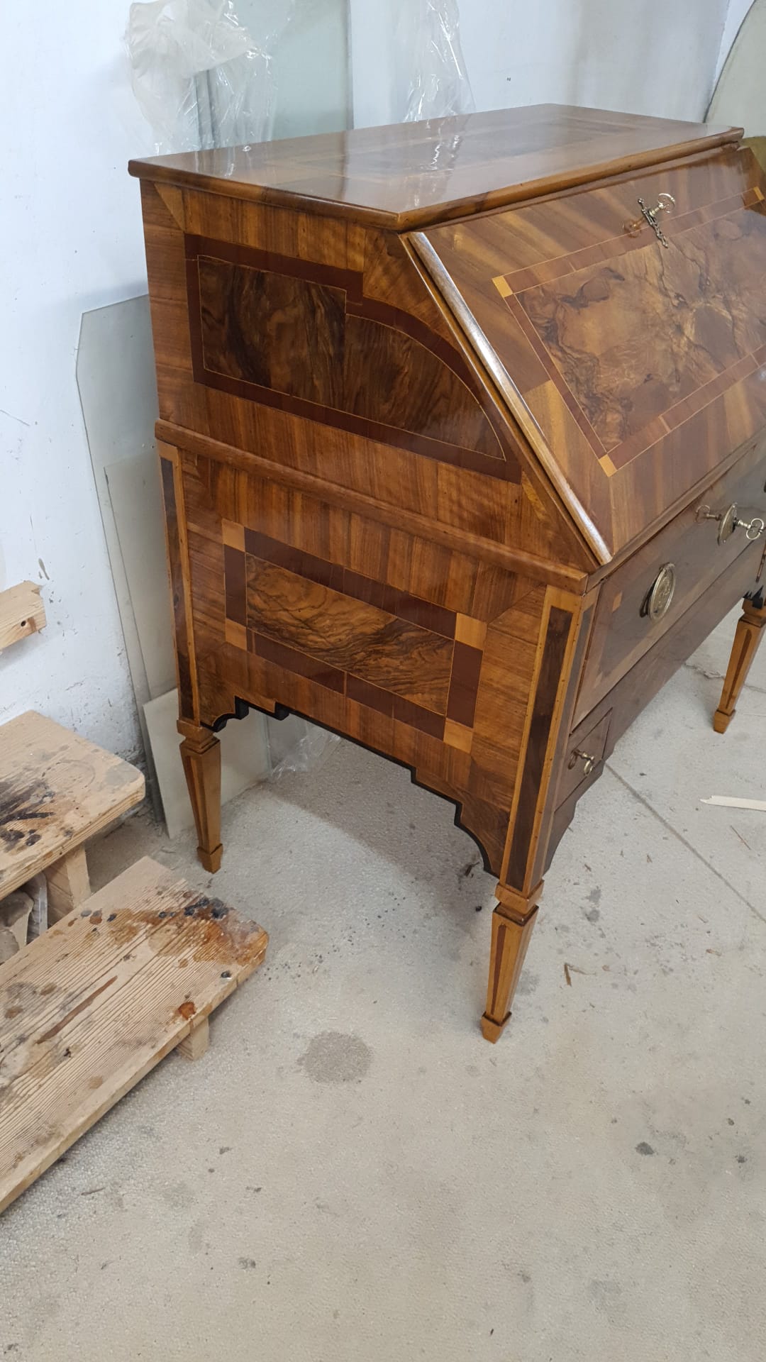 Kleiner Louis Seize Sekretär in Nussbaum um 1790