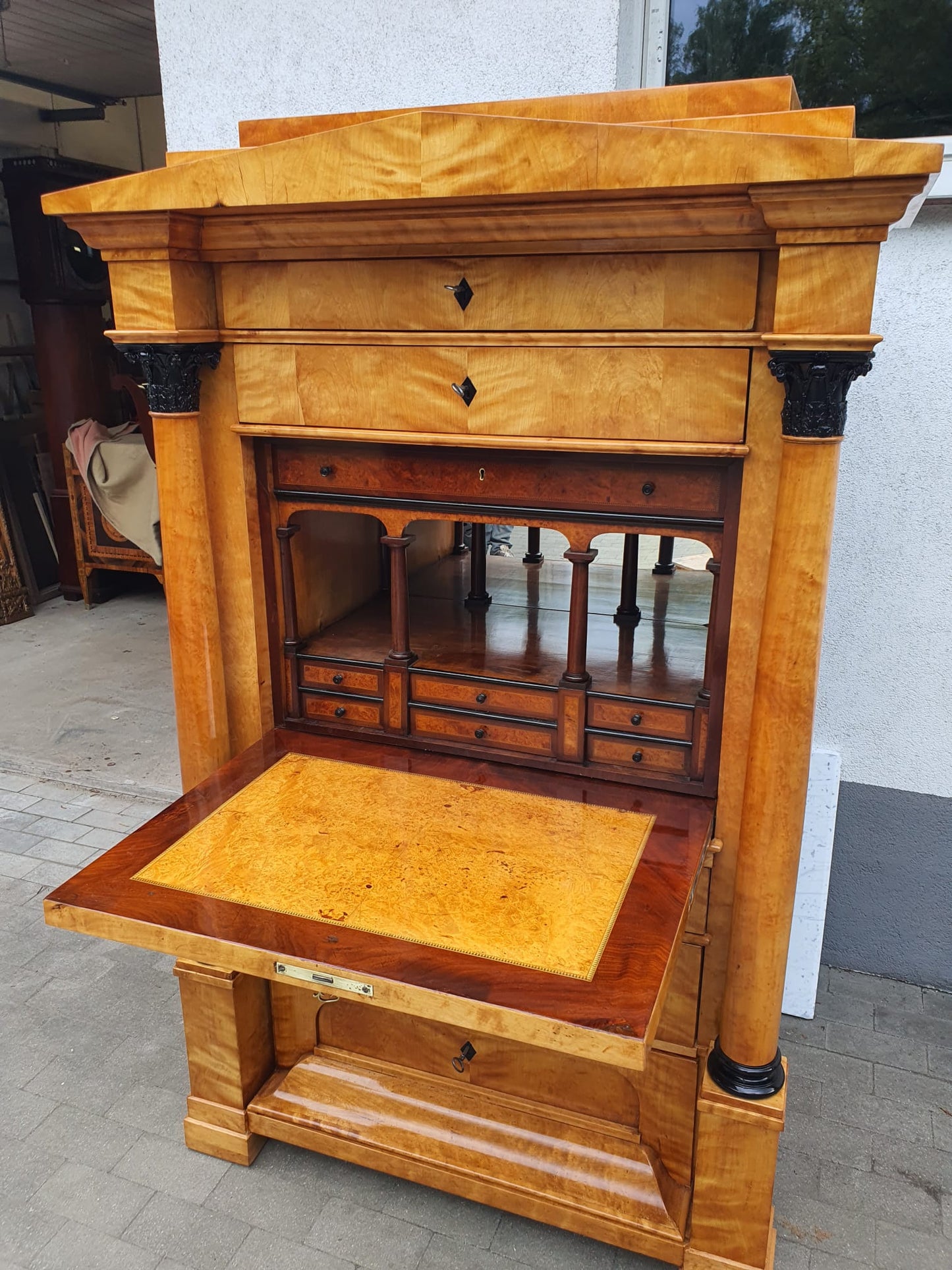 Biedermeier Sekretär mit Vollsäulen in Birke um 1820