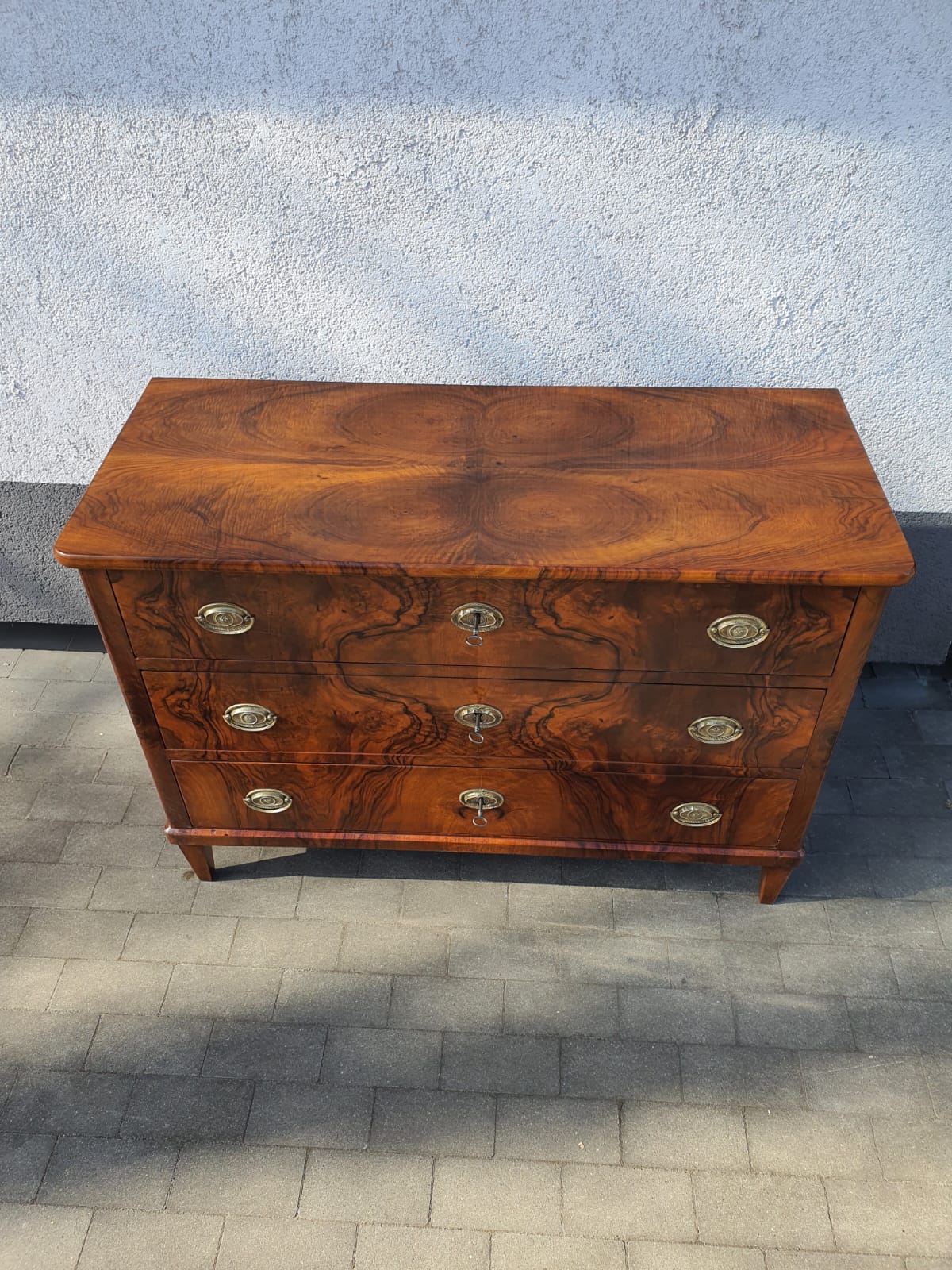 Biedermeierkommode in Nussbaum um 1830