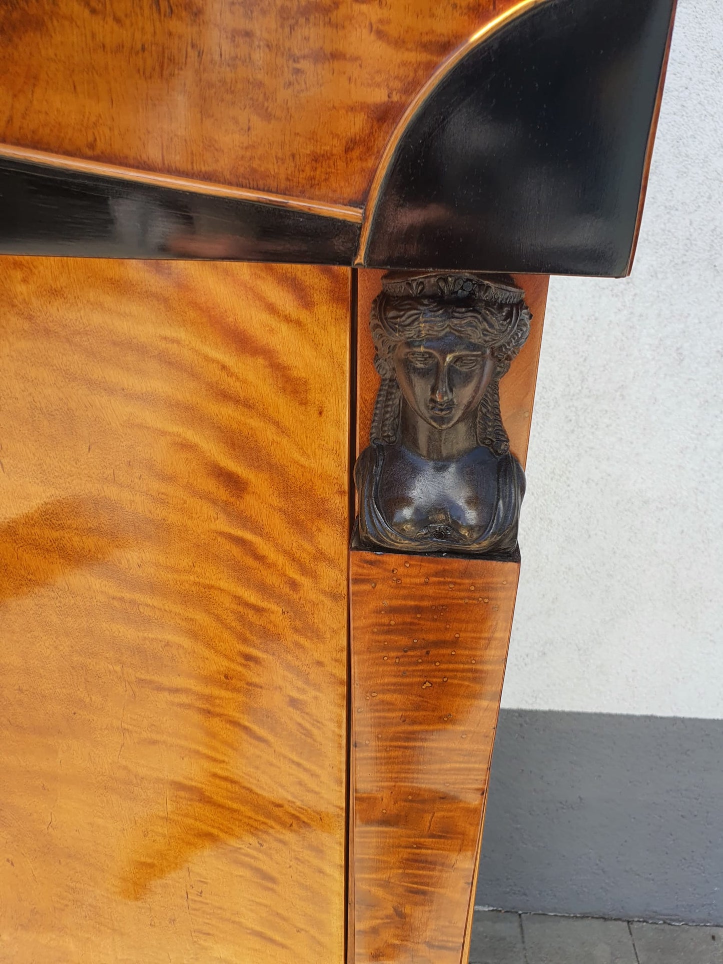 Höfischer Biedermeier Sekretär in Birke um 1815