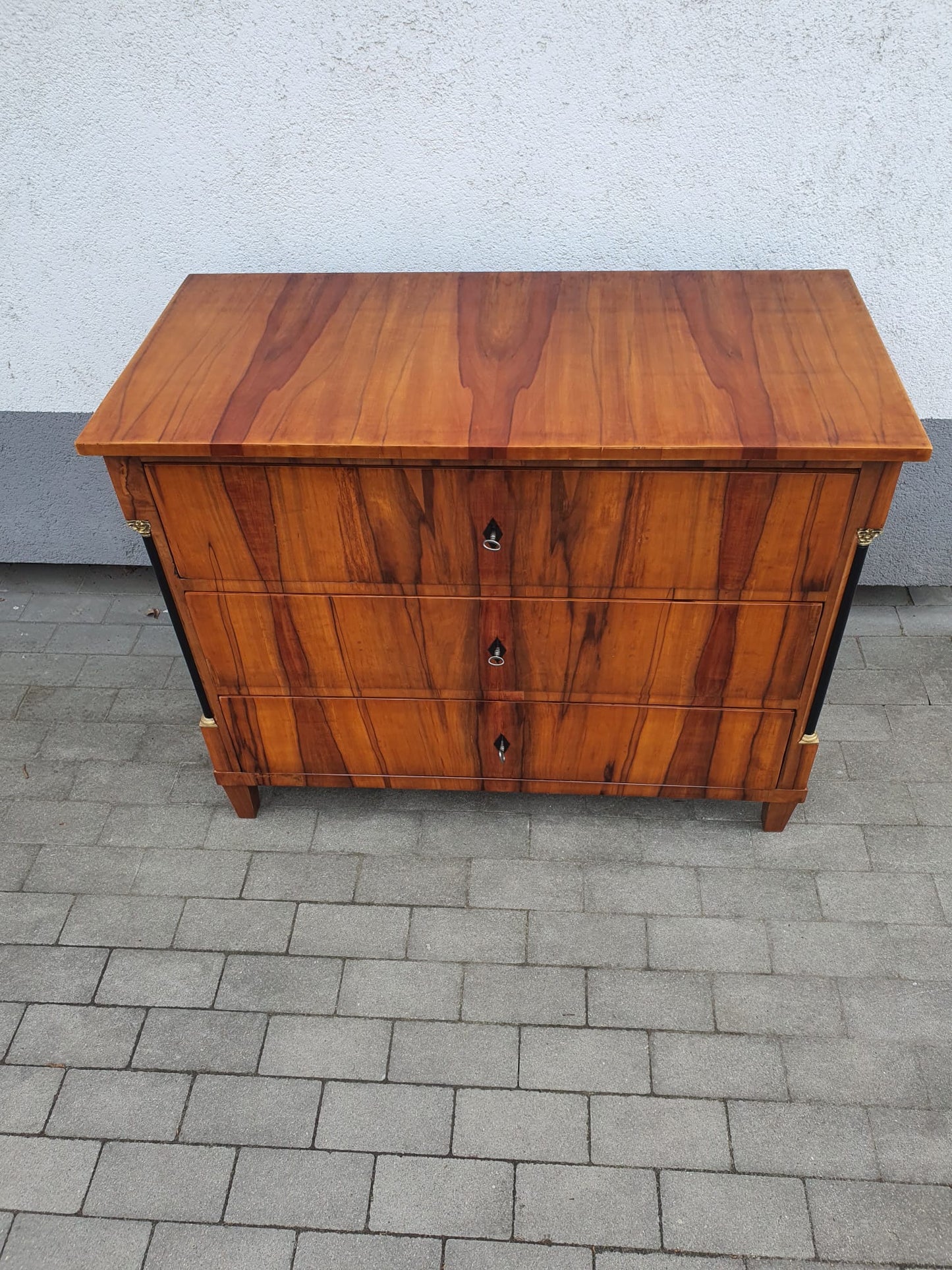 Seltene Biedermeierkommode in Apfel furniert mit Halbsäulen um 1820